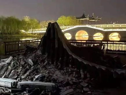“膠”點事件：紹興迪蕩湖公園一處涼亭突然倒塌！